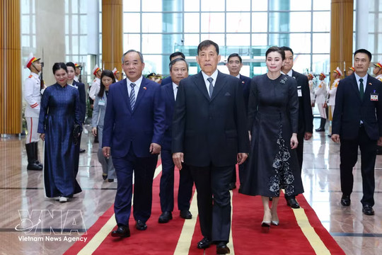 Thai King, Queen arrive in Hanoi for State visit to Vietnam