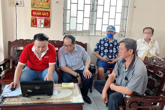 Đồng Tháp: Đẩy mạnh chi trả trợ cấp xã hội không dùng tiền mặt