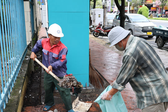 TP. Cần Thơ: Vệ sinh “làm đẹp” nhà chờ, trạm đón xe buýt