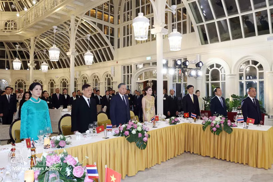 Top Vietnamese leader hosts banquet for King and Queen of Thailand