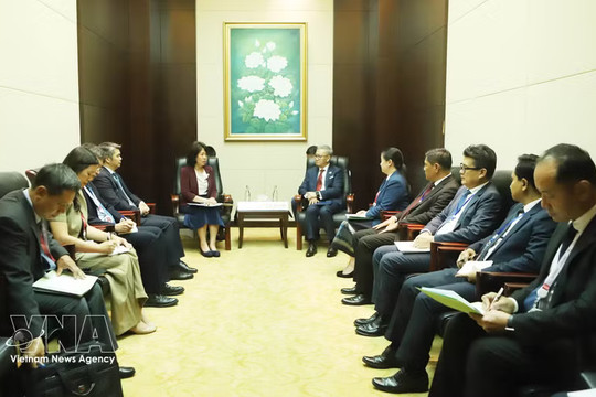 Vietnam seeks deeper cooperation with regional countries, partners