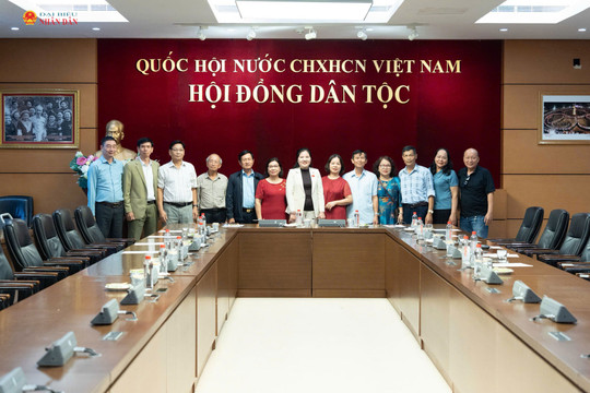 Phó Chủ tịch Hội đồng Dân tộc Đinh Thị Phương Lan tiếp Đoàn đại biểu Hội Người cao tuổi tỉnh Quảng Ngãi