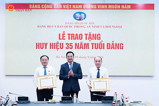 Đảng ủy Ủy ban Quốc phòng, An ninh và Đối ngoại trao tặng Huy hiệu Đảng