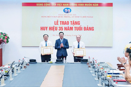 Trao Huy hiệu 35 năm tuổi Đảng tặng hai đảng viên Chi bộ Quốc phòng