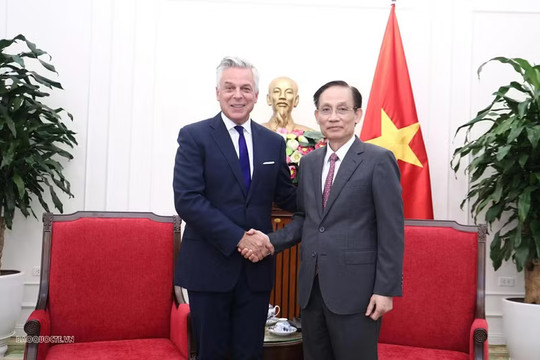 FM Le Hoai Trung receives Mastercard Vice Chairman Jon M. Huntsman