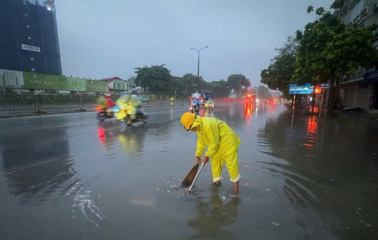 Hà Nội: Mưa lớn đêm và sáng sớm 17/9, nhiều tuyến phố xuất hiện điểm úng ngập