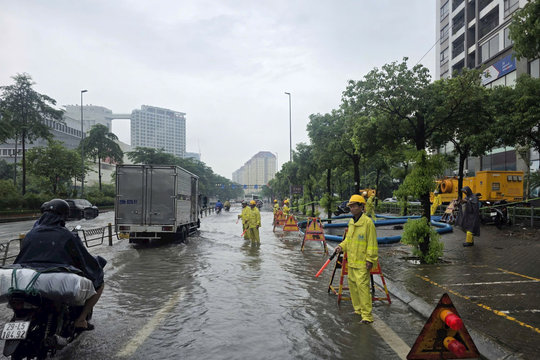 Hà Nội: Ứng trực xuyên đêm, vận hành tối đa trạm bơm, cửa phai để hạ mực nước