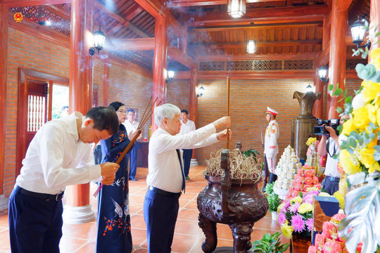 Phó Chủ tịch Thường trực Quốc hội Đỗ Văn Chiến dâng hương tại Nhà thờ Bác Hồ, TP. Đồng Nai
