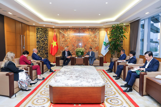Petrovietnam đẩy mạnh hợp tác năng lượng với Canada