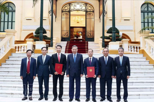 Top leader hands over appointment decisions to two Vietnamese ambassadors