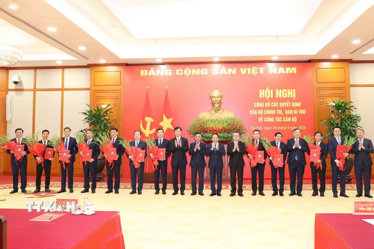 Hội nghị công bố 12 quyết định của Bộ Chính trị, Ban Bí thư về công tác cán bộ