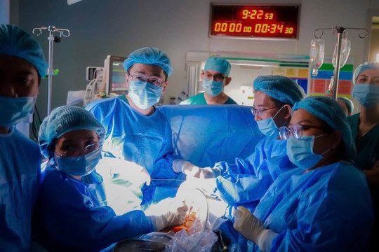 Phối hợp liên viện, nong van tim cứu bào thai 26 tuần ngay trong bụng mẹ