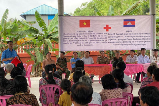 Bộ Chỉ huy Quân sự tỉnh Đồng Tháp khám bệnh, phát thuốc miễn phí tại Campuchia