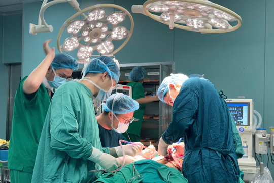 Thiếu hiểu biết, người đàn ông suýt mất cả hai bàn chân