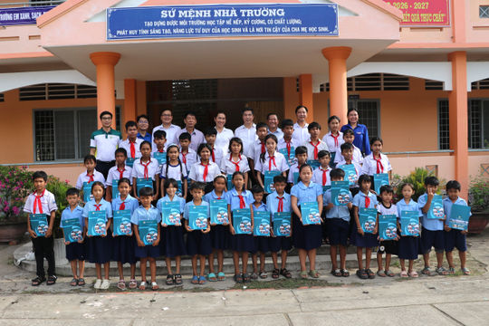 Học viện Tài chính trao học bổng cho học sinh hoàn cảnh khó khăn tại Vĩnh Long