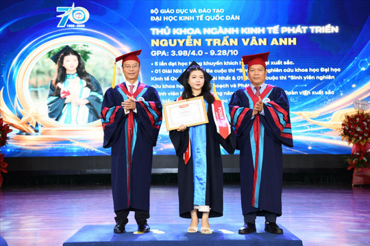 Rẽ hướng phút chót khỏi giấc mơ làm bác sĩ, nữ sinh chuyên Sinh giành thủ khoa đầu ra NEU