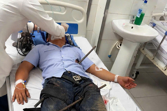 Báo động đỏ nội viện cứu sống bệnh nhân bị hai thanh sắt xuyên thấu cơ thể