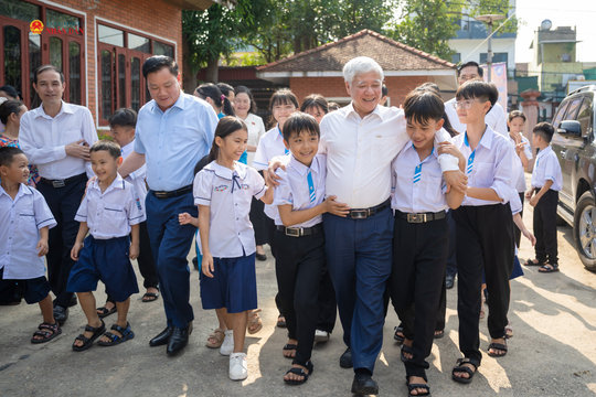 Phó Chủ tịch Thường trực Quốc hội Đỗ Văn Chiến thăm và chúc Tết Trung thu tại Trung tâm Bảo trợ trẻ em Nghệ An