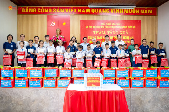 Phó Chủ tịch Thường trực Quốc hội Đỗ Văn Chiến trao quà Trung thu tặng thiếu nhi tại Nghệ An