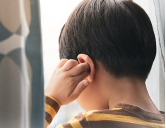Bé trai 7 tuổi suýt điếc vĩnh viễn vì triệu chứng sốt, ngạt mũi