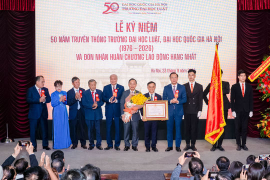 Trường Đại học Luật - Đại học Quốc gia Hà Nội đón nhận Huân chương Lao động hạng Nhất