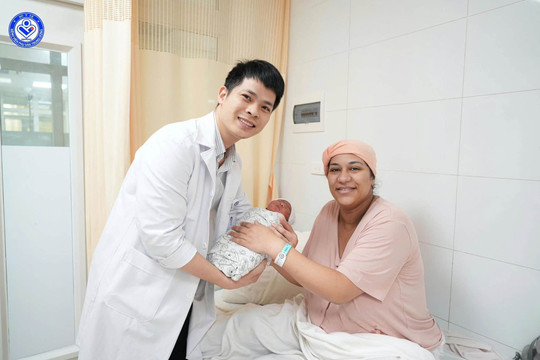 Đang du lịch châu Á, sản phụ Maroc quyết định đến Việt Nam sinh con
