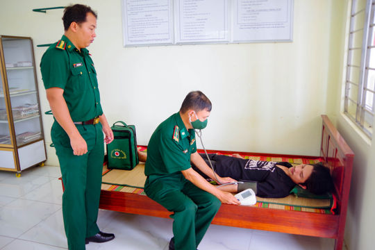 Bộ đội Biên phòng Cần Thơ tiếp nhận 5 ngư dân gặp nạn trên biển