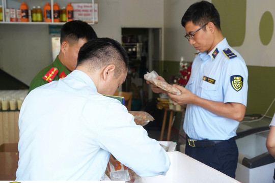 Hà Nội: Tạm giữ 240 kg nguyên liệu làm bánh Trung thu không rõ nguồn gốc, quá hạn