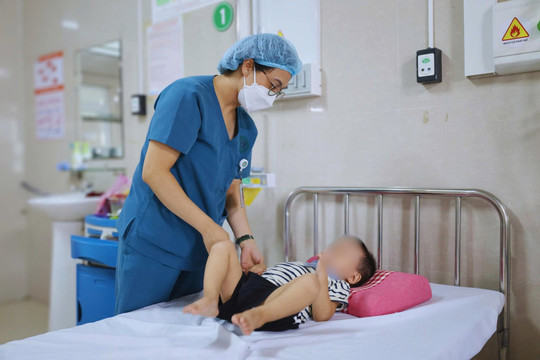 Cho bé uống nước lá lộc mại chữa táo bón, trẻ phải nhập viện