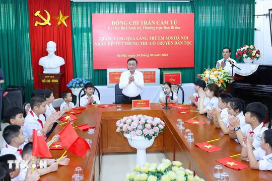 Thường trực Ban Bí thư Trần Cẩm Tú trao quà Trung Thu cho Làng trẻ em SOS Hà Nội