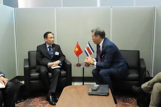 Vietnamese FM meets with foreign counterparts on UNGA 81 sidelines