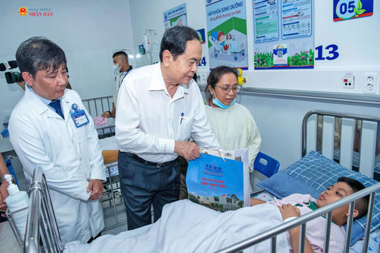 Chủ tịch Quốc hội Trần Thanh Mẫn thăm, tặng quà bệnh nhi tại Bệnh viện Nhi đồng 1, Thành phố Hồ Chí Minh