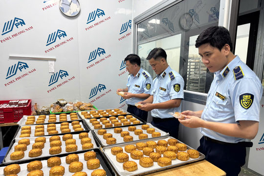 Hà Nội: Kiểm tra cơ sở bánh Trung thu, tạm giữ 214 sản phẩm vi phạm