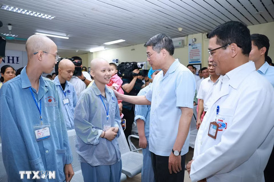 Thủ tướng Lê Minh Hưng thăm, tặng quà bệnh nhi tại Bệnh viện K Tân Triều