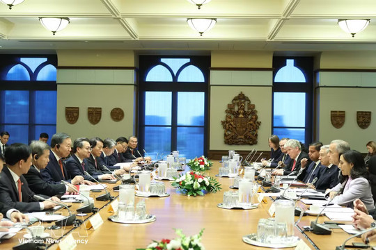 Top leader holds talks with Canadian Prime Minister