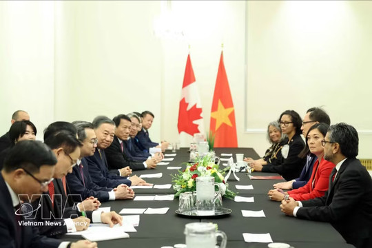 Party General Secretary and President receives Canada-Vietnam Parliamentary Friendship Group