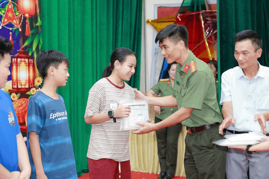 Lan tỏa yêu thương, vun đắp niềm vui Trung thu từ Công an cơ sở