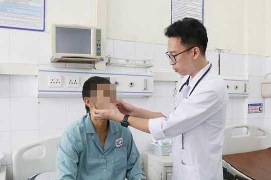 Tự dùng thuốc nam, người đàn ông có chỉ số vàng da tăng gấp 42 lần