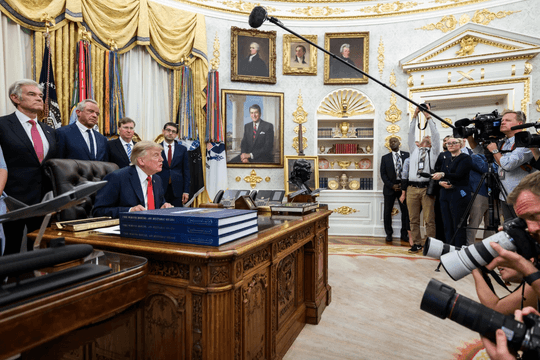 Ông Trump lại đưa ra đề xuất gây tranh cãi về vaccine