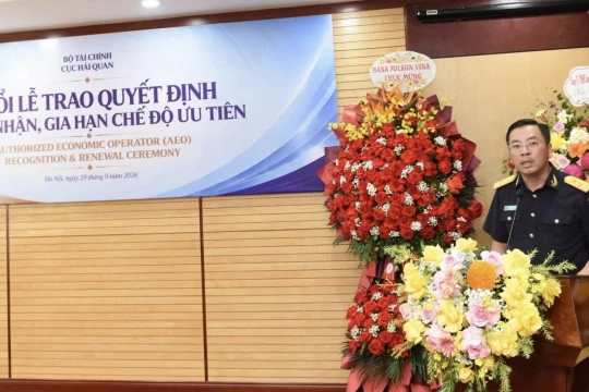 Trao quyết định công nhận, gia hạn ưu tiên về hải quan cho 7 doanh nghiệp