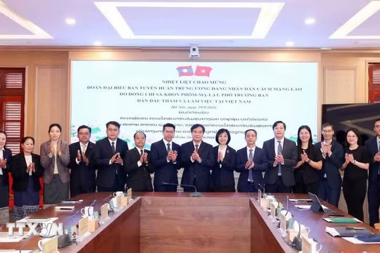 Vietnam, Laos promote cooperation in personnel training for communications, ideological work