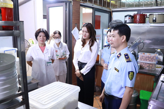 Quản lý thị trường thành phố Hà Nội: Tăng cường phối hợp công tác tuyên truyền về bảo đảm an toàn thực phẩm, kiểm soát nguồn gốc, xuất xứ hàng hóa