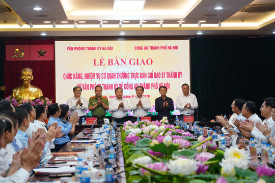 Bí thư Thành ủy Hà Nội Trần Đức Thắng làm việc với Công an Thành phố