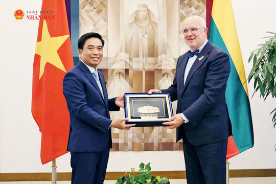 Phó Chủ tịch Quốc hội, Thượng tướng Nguyễn Doãn Anh thăm chính thức Lít - va: Tăng cường tin cậy, mở rộng hợp tác giữa hai nước