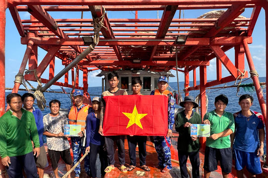 Ngăn chặn tàu cá vi phạm khai thác IUU từ sớm, từ xa