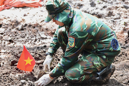 TP. Hồ Chí Minh: Huy động nhiều phương tiện phục vụ tìm kiếm hài cốt liệt sĩ tại Công viên Lê Thị Riêng