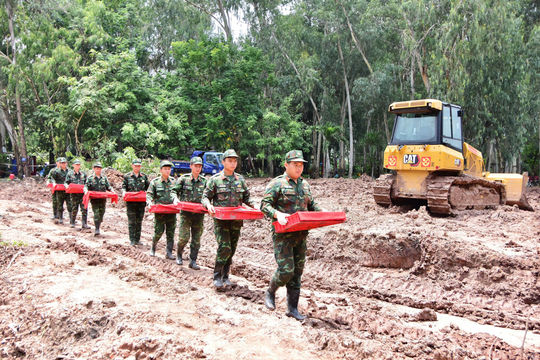 TP. Hồ Chí Minh: Không để mưa gián đoạn tìm kiếm hài cốt liệt sĩ tại Công viên Lê Thị Riêng