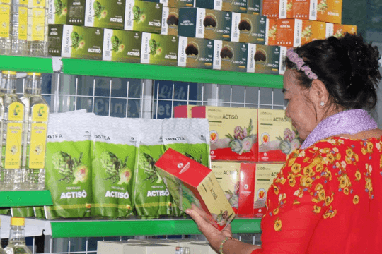 Người dân miền Tây mua sản phẩm OCOP trên nền tảng số