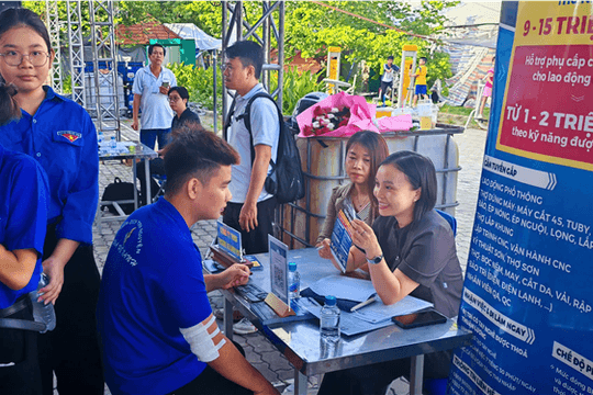 Tăng cường hướng nghiệp và hỗ trợ thanh niên chuyển tiếp thuận lợi từ trường học sang thị trường lao động