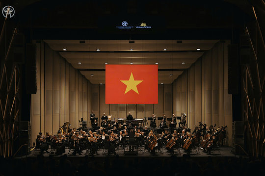 “Chạm Thanh Thu” cùng hơn 100 nghệ sĩ giao hưởng London Symphony Orchestra